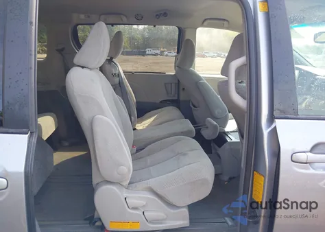 2012 Toyota Sienna Le V6 8 Passenger z USA, uszkodzony, nr VIN 5TDKK3DC5CS263417